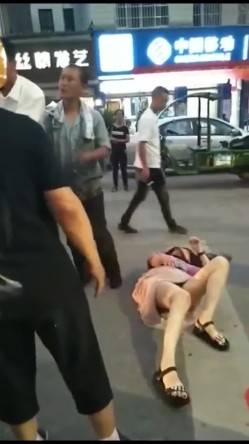 各种捉奸打小三现场精选精修10部合集，各种场面精彩刺激看点多多 老婆偷情人的事被老公发现，大街上狠狠揣性感的大屁股 截图14