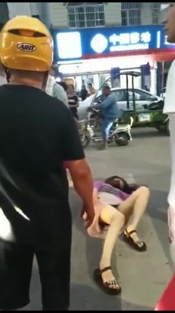 各种捉奸打小三现场精选精修10部合集，各种场面精彩刺激看点多多 老婆偷情人的事被老公发现，大街上狠狠揣性感的大屁股 截图15