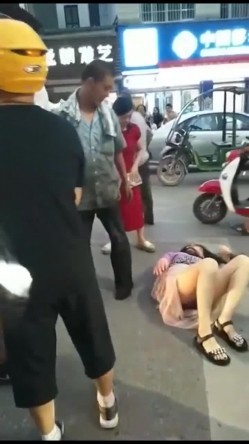 各种捉奸打小三现场精选精修10部合集，各种场面精彩刺激看点多多 老婆偷情人的事被老公发现，大街上狠狠揣性感的大屁股 截图16