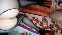 【熟女控】黑丝高跟皮裙表嫂偷情，兴致满满的油亮皮裙和丝袜高跟，后入表嫂的骚臀穴！ 截图1