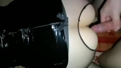 【熟女控】黑丝高跟皮裙表嫂偷情，兴致满满的油亮皮裙和丝袜高跟，后入表嫂的骚臀穴！ 截图3