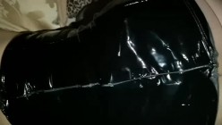 【熟女控】黑丝高跟皮裙表嫂偷情，兴致满满的油亮皮裙和丝袜高跟，后入表嫂的骚臀穴！ 截图13
