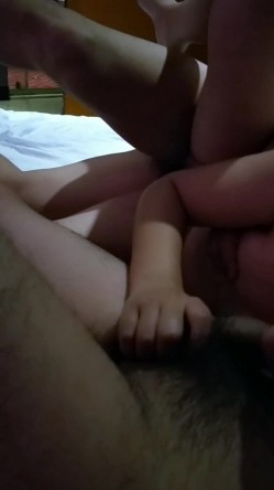 佳木斯夫妻 ️ ️单男：你老婆好像水很多啊~小骚逼可真扛操~两位猛男轮流干~给骚妹妹操得嗷嗷大叫~各种姿势艹艹不停~连续上高潮 9V合集！ 截图11