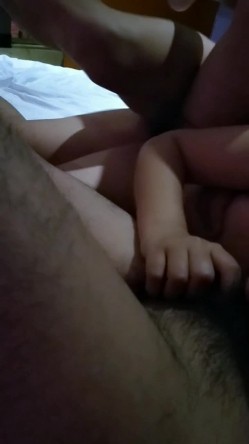 佳木斯夫妻 ️ ️单男：你老婆好像水很多啊~小骚逼可真扛操~两位猛男轮流干~给骚妹妹操得嗷嗷大叫~各种姿势艹艹不停~连续上高潮 9V合集！ 截图13
