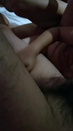 佳木斯夫妻 ️ ️单男：你老婆好像水很多啊~小骚逼可真扛操~两位猛男轮流干~给骚妹妹操得嗷嗷大叫~各种姿势艹艹不停~连续上高潮 9V合集！ 截图14
