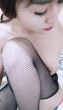 颜值不错的蝴蝶逼骚女人露脸黑丝诱惑，表情好骚AV棒自慰骚逼不过瘾直接插进去，各种道具抽插菊花都捅顺了 截图16