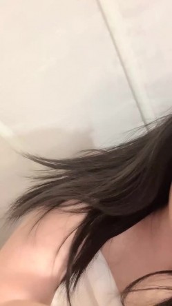【京鱼儿】19岁童颜巨乳少女 各种服装 道具自慰 20小时，超大合集 截图1