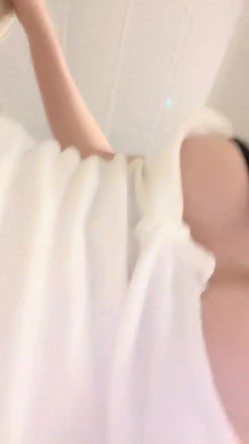 【京鱼儿】19岁童颜巨乳少女 各种服装 道具自慰 20小时，超大合集 截图5