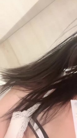 【京鱼儿】19岁童颜巨乳少女 各种服装 道具自慰 20小时，超大合集 截图11