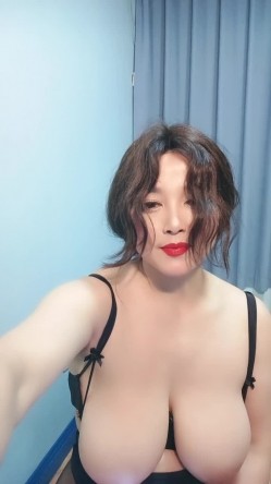 爆乳黑丝高跟诱惑，全程露脸敞开双腿道具玩弄骚穴浪叫呻吟，掰开骚逼给狼友看口交大鸡巴，让小哥各种抽插 截图3