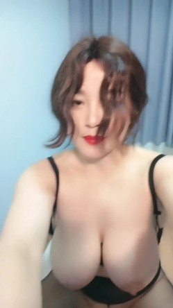 爆乳黑丝高跟诱惑，全程露脸敞开双腿道具玩弄骚穴浪叫呻吟，掰开骚逼给狼友看口交大鸡巴，让小哥各种抽插 截图6