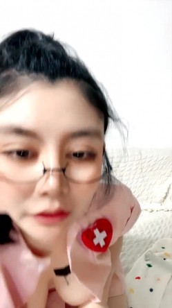 黑丝露脸情趣小护士装的骚少妇伺候大鸡巴，乖巧听话深喉口交，激情上位性爱椅，高潮冒白浆把自己抠尿真刺激 截图7