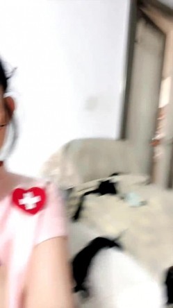 黑丝露脸情趣小护士装的骚少妇伺候大鸡巴，乖巧听话深喉口交，激情上位性爱椅，高潮冒白浆把自己抠尿真刺激 截图11