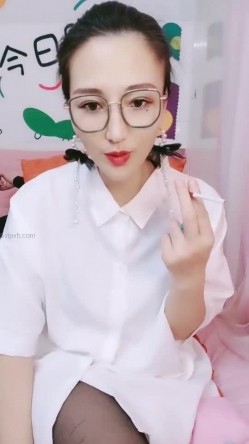 36岁的清风熬阿姨--魅惑浪妇：眼镜一上，秒变荡妇，实属是骚，挡不住的骚劲，叫两声就想射，穴真粉！ 截图1