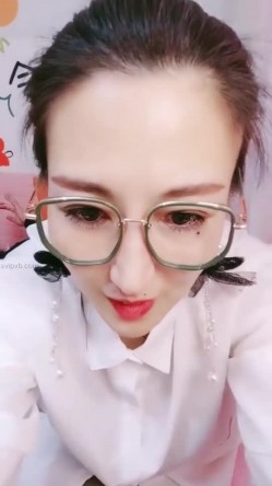 36岁的清风熬阿姨--魅惑浪妇：眼镜一上，秒变荡妇，实属是骚，挡不住的骚劲，叫两声就想射，穴真粉！ 截图2