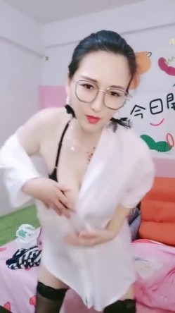 36岁的清风熬阿姨--魅惑浪妇：眼镜一上，秒变荡妇，实属是骚，挡不住的骚劲，叫两声就想射，穴真粉！ 截图3