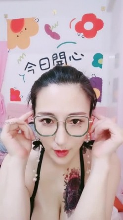 36岁的清风熬阿姨--魅惑浪妇：眼镜一上，秒变荡妇，实属是骚，挡不住的骚劲，叫两声就想射，穴真粉！ 截图8