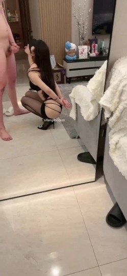 露脸才是王道！颜值天花板极品身材某航空姐工作期间是女神下班就成为金主母狗各种淫乱自拍很反差 截图4