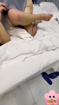 绿帽大神寝取NTR ️老婆生完孩子性冷淡无奈带她参加换妻聚会找找刺激让别的男人操她对方夫妻居然调教她舔交合处 截图13