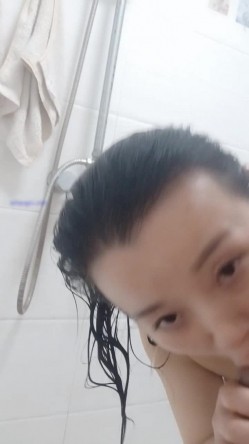 最新『浴室门』激情四射全档流出 大叔与小情人的浴室自拍 跪舔J8极致诱惑 完美露脸 高清720P版 截图6