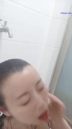 最新『浴室门』激情四射全档流出 大叔与小情人的浴室自拍 跪舔J8极致诱惑 完美露脸 高清720P版 截图8