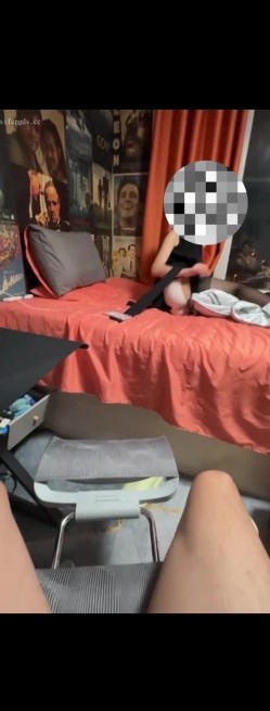 推特大神【曹长卿】7月最新约操，穿油光丝袜的御姐模特，给自己足交，各种姿势操爽 微胖学生妹，娇喘不断 截图3