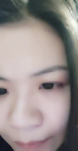 专搞户外的姐姐来到肯德基店不走了，去里面卫生间玩一下，高跟大长腿厕所内全裸自慰特写，道具插入，呻吟好骚 截图1