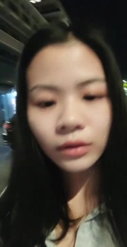 专搞户外的姐姐来到肯德基店不走了，去里面卫生间玩一下，高跟大长腿厕所内全裸自慰特写，道具插入，呻吟好骚 截图2