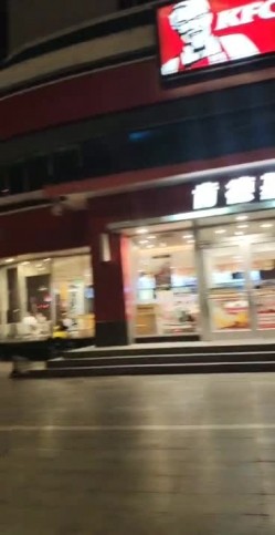 专搞户外的姐姐来到肯德基店不走了，去里面卫生间玩一下，高跟大长腿厕所内全裸自慰特写，道具插入，呻吟好骚 截图4