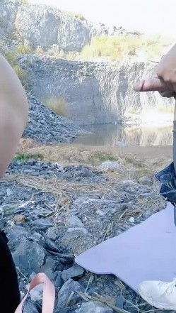 户外和46岁阿姨的约会，穿红色内裤勾引我，就地正罚，狠狠插阿姨的黑森林！ 截图2