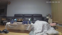 黑客破解家庭网络摄像头偷拍大叔约少妇到家里吃火锅喝酒到早上性起干一炮 截图3