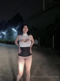 【你的淫荡姨妈】泰国轻熟人妻型巨乳网黄御姐「Muaymyb」露脸大尺度私拍 风骚露出男女通吃多穴满足 截图2