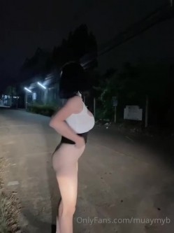 【你的淫荡姨妈】泰国轻熟人妻型巨乳网黄御姐「Muaymyb」露脸大尺度私拍 风骚露出男女通吃多穴满足 截图4