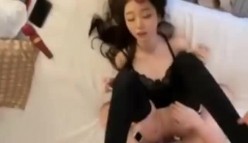 《婀娜多姿 极品骚婊》保时捷车模为赚钱下海被炮友各种操，小背心哪咤头展示身材，蹲着被炮友插嘴，后入大白美臀 截图6