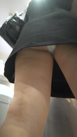 论坛VIP资源大师极限贴身CD超多漂亮小姐姐亮点多多各种骚丁露臀蕾丝骚内COSER美眉直接真空露逼 截图13