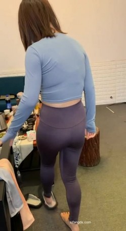 几个舞蹈培训班的学妹穿上丝袜拍摄被撕破丝袜咸猪手淫猥大胸眼镜妹被抠逼给摄影师打飞机 截图4