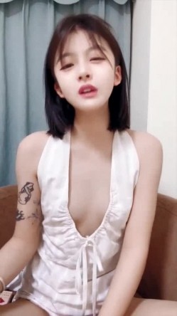 源源跟心悦一起伺候大哥们玩4P激情，全程露脸被大鸡巴抽脸深喉口交，多体位爆草蹂躏，表情好骚淫声荡语不断 截图1