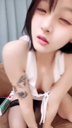 源源跟心悦一起伺候大哥们玩4P激情，全程露脸被大鸡巴抽脸深喉口交，多体位爆草蹂躏，表情好骚淫声荡语不断 截图2