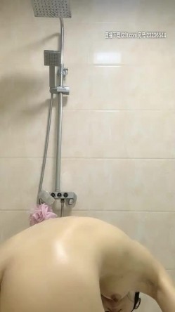 恩熙熙高颜值妹子情趣装诱惑，女仆装黑丝小尺度掰穴自摸浴室洗澡 截图16