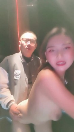 E02淫骚御姐【大啾啾】夜店酒吧沟搭干部 厕所无套轮干 情趣丝袜舔脚爆操玩3P 截图7