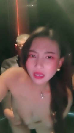 E02淫骚御姐【大啾啾】夜店酒吧沟搭干部 厕所无套轮干 情趣丝袜舔脚爆操玩3P 截图9