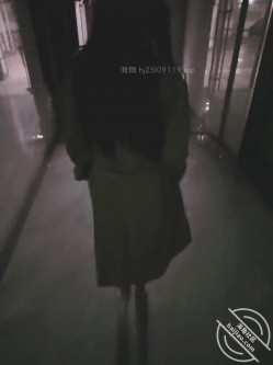 嫂子喜欢上了漏出野战的感觉，深夜主动拉着我去车库漏出野战 截图1