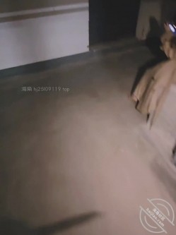嫂子喜欢上了漏出野战的感觉，深夜主动拉着我去车库漏出野战 截图7