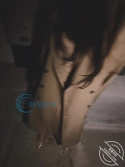 嫂子喜欢上了漏出野战的感觉，深夜主动拉着我去车库漏出野战 截图8