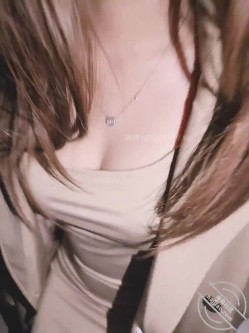 嫂子喜欢上了漏出野战的感觉，深夜主动拉着我去车库漏出野战 截图12