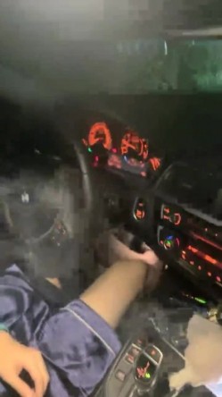小情侣大眼妹子，卖力车震深喉打飞机，黑丝大肥屁股，吊大很粗无套操逼深喉射嘴，回到家再打一炮 截图5