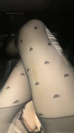 小情侣大眼妹子，卖力车震深喉打飞机，黑丝大肥屁股，吊大很粗无套操逼深喉射嘴，回到家再打一炮 截图6