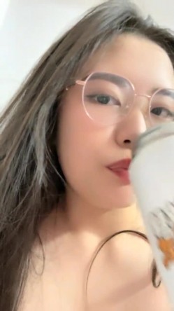 小情侣大眼妹子，卖力车震深喉打飞机，黑丝大肥屁股，吊大很粗无套操逼深喉射嘴，回到家再打一炮 截图12