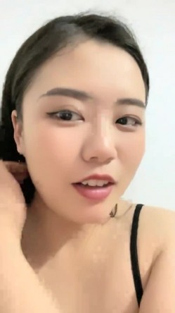 小情侣大眼妹子，卖力车震深喉打飞机，黑丝大肥屁股，吊大很粗无套操逼深喉射嘴，回到家再打一炮 截图13