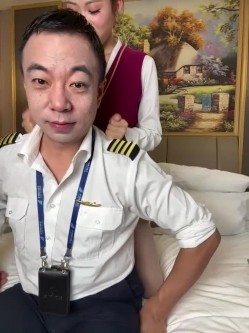 空姐被干了【优优baby】真实空姐和机长吃鸡舔穴舔脚 无套啪啪 户外 车里 截图6